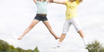 Warnung vor Gefahren beim Trampolinspringen 