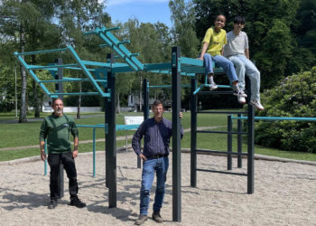 Möllner Kinder- und Jugendbeirat weiht Outdoor-Fitnessgeräte an der Feldbäckerei ein