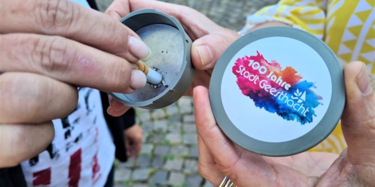 Stadt Geesthacht verteilt Taschenaschenbecher