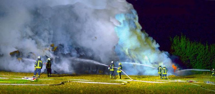 Strohballenbrand auf Ackerfläche – Kriminalpolizei ermittelt