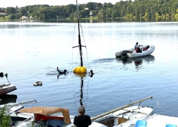 Taucher bergen Segelboot im Domsee