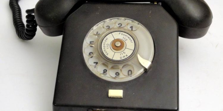 Zwei Telefone aus Ost und West