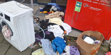 Illegale Müllentsorgung vor AWO Kaufhaus in Geesthacht sorgt für anhaltenden Ärger