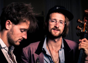 Weltmusik-Duo ‚PaBaMeTo‘ gestaltet das Abschlusskonzert zur Wanderausstellung ‚#Stolen Memory‘  