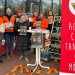 Brötchentütenaktion und orangefarbene Bank setzen Zeichen gegen Gewalt an Frauen