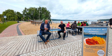 Bürgermeister Eckhard Graf (links) und Kioskbetreiber Ramez Payenda bereiten gemeinsam die Teilöffnung des Strandbades an der Ratzeburger Schlosswiese vor. Foto: Stadt Ratzeburg, hfr